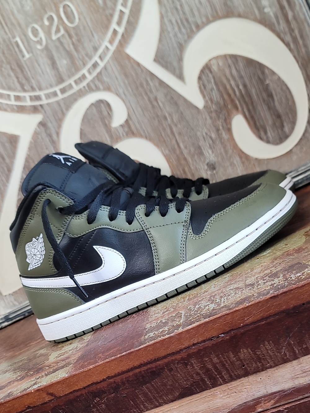 Nike Air Jordan 1 Mid "Medium Olive" Wmns 10 Good Condition Fast Shipping